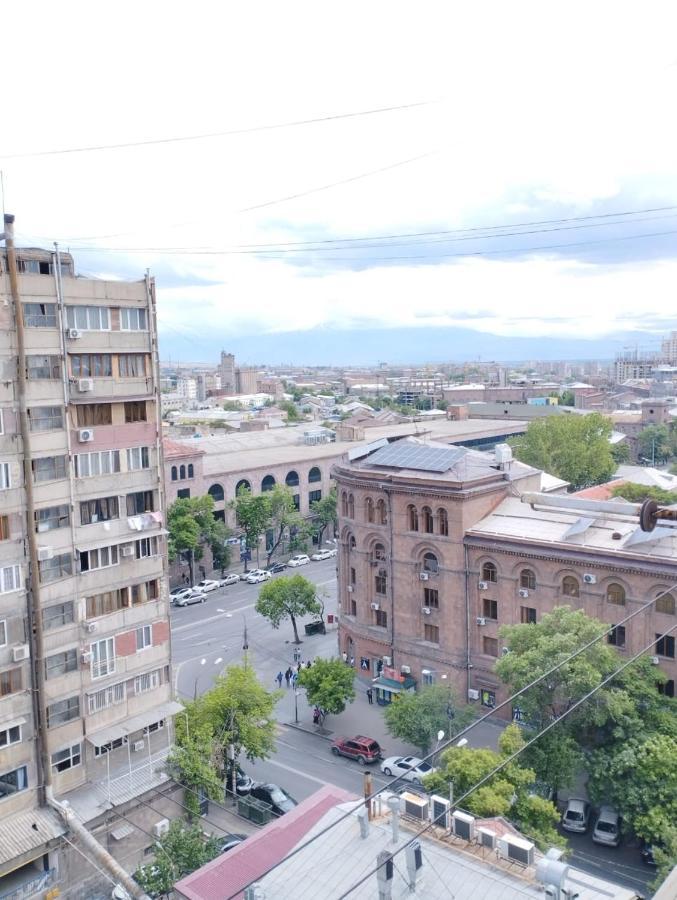Ferienwohnung Large Apt Near Republic Square Erivan Exterior foto