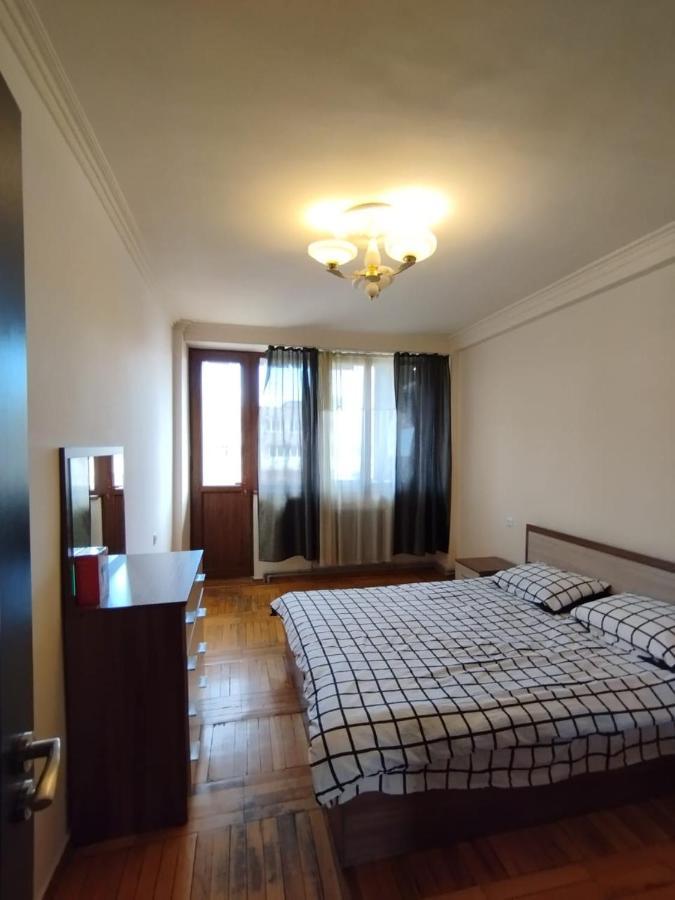 Ferienwohnung Large Apt Near Republic Square Erivan Exterior foto