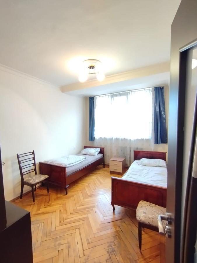 Ferienwohnung Large Apt Near Republic Square Erivan Exterior foto