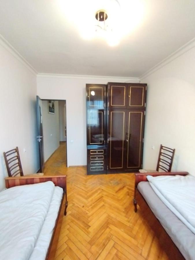 Ferienwohnung Large Apt Near Republic Square Erivan Exterior foto