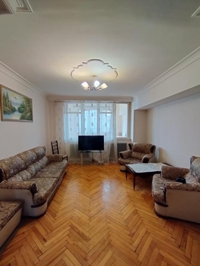 Ferienwohnung Large Apt Near Republic Square Erivan Exterior foto