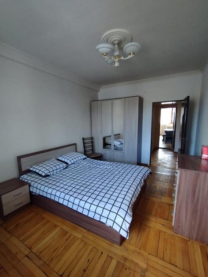 Ferienwohnung Large Apt Near Republic Square Erivan Exterior foto